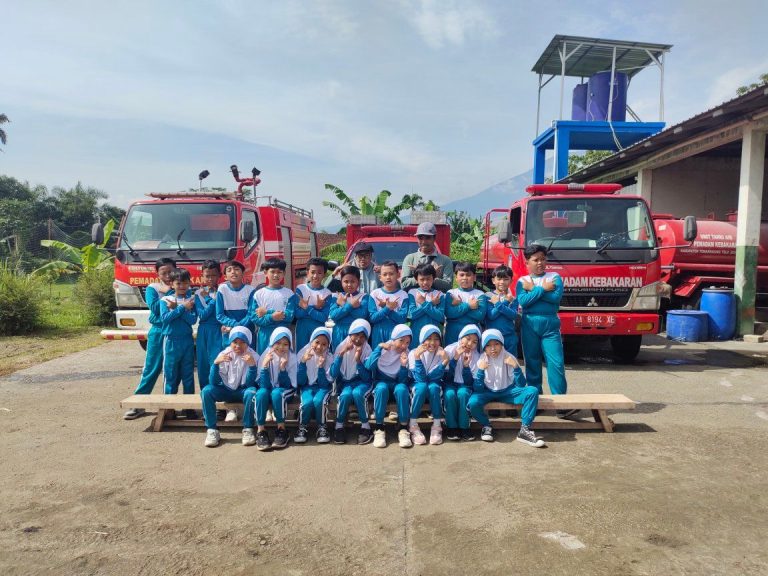 Outing Class Kelas 4 MIN 2 Magelang Mengunjungi Dinas Pemadam Kebakaran Kabupaten Temanggung