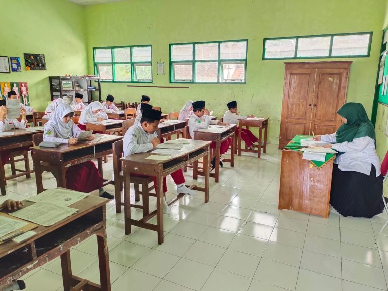Mengukur Capaian Akademik, Siswa Kelas 6 MIN 2 Magelang Tempuh Ujian Madrasah 2026