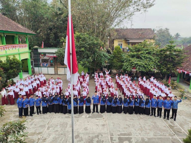 Khidmat dan Megah, MIN 2 Magelang Gelar Upacara Peringatan HUT RI ke-81
