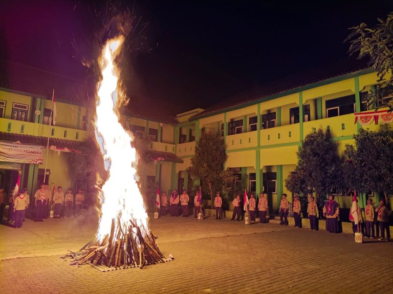 Syahdu dan Penuh Semangat, MIN 2 Magelang Gelar Renungan Malam dan Ulang Janji Pramuka