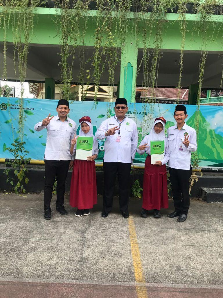 Raih Prestasi Gemilang di OMI, Dua Siswa MIN 2 Magelang Terima Penghargaan dari Kakan Kemenag